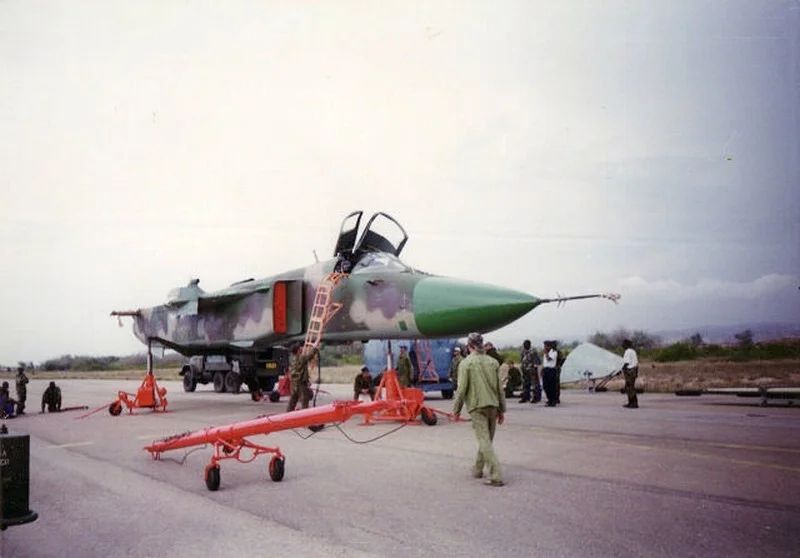 SU-24 ANGOLEÑO CATUMBELA LLEGADA 08-2002.webp