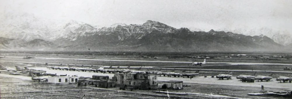 Su-7BMK, Su-7UMK y Su-22M AAF en Bagram 1981 (Igor Bubin).webp