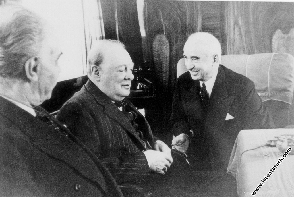 Türkiye Cumhurbaşkanı İsmet İnönü ile İngiltere Başbakanı Winston Churchill'in Adana'daki bulu...jpg
