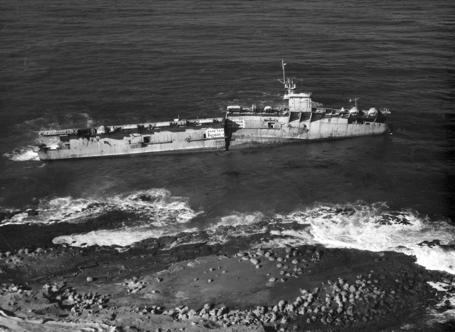 t_%28CVE-91%29_aground_on_San_Nicolas_Island_c1963.webp