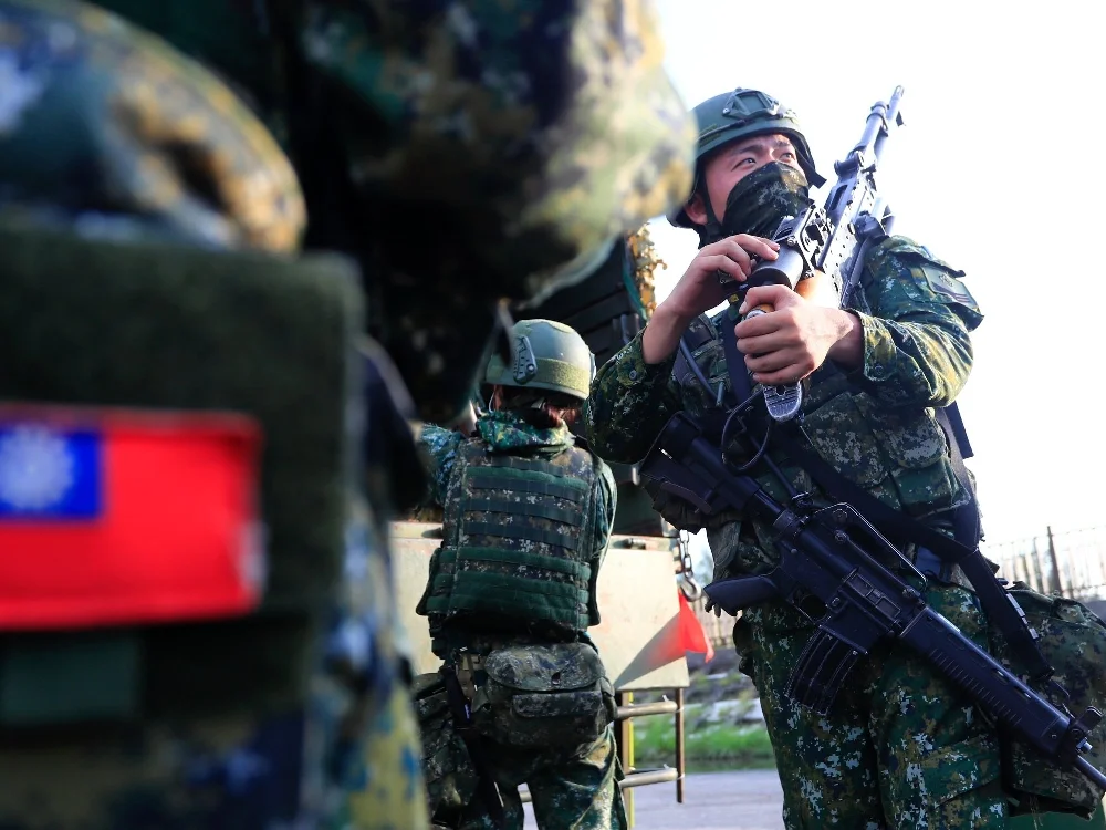 taiwanese-soldiers-in-camo-with-machine-guns.webp