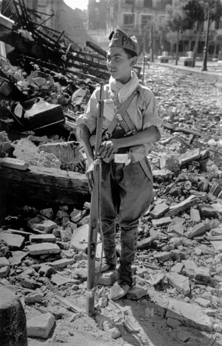 tanding-near-the-ruins-of-the-Alcazar.-Robert-Capa.webp