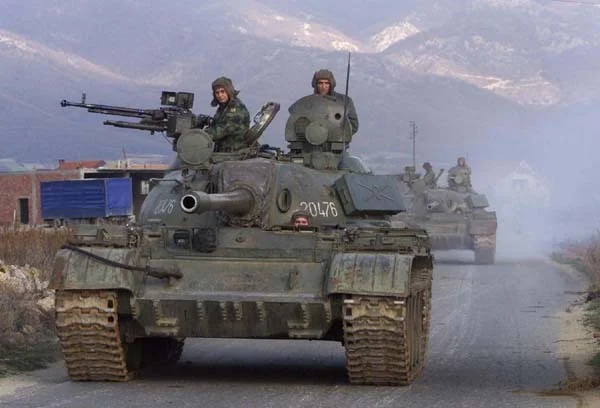 Tanks from Nis passing through Bujanovac.webp