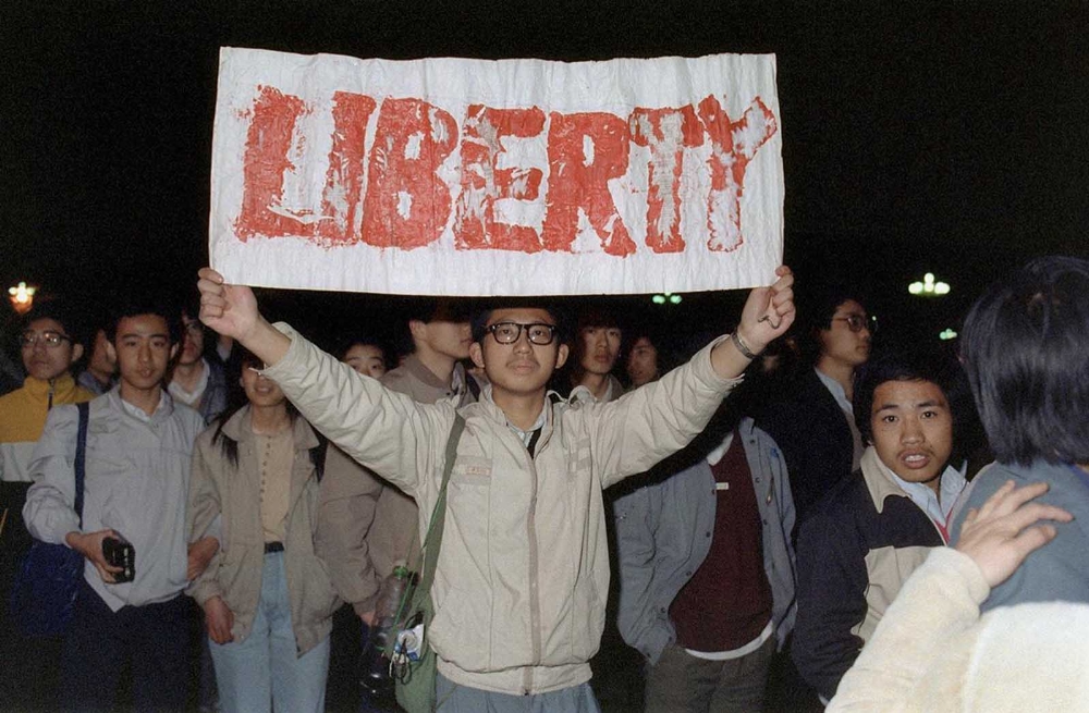 Tiananmen_Square_protests_1989%2B%25282%2529.jpg