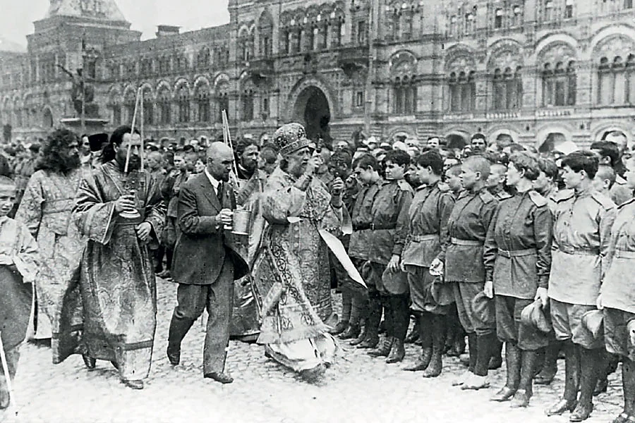 Tikhon_mitropolit_and_russian_soldiers_1917_in_Moskow_Krasnaja_square.webp