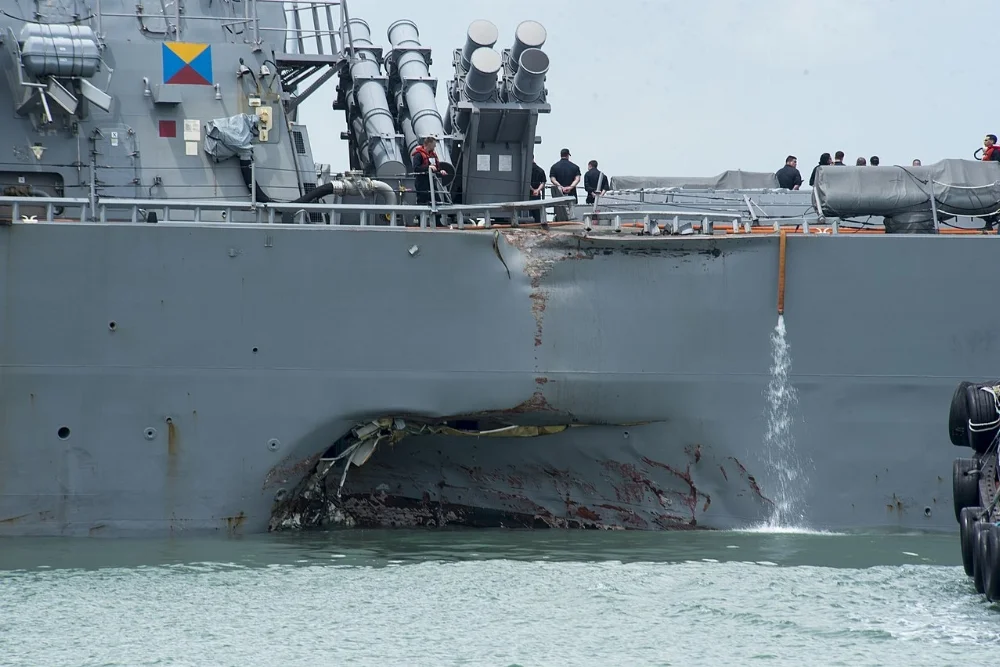 to_the_portside_of_USS_John_S._McCain_%28DDG_56%29.webp