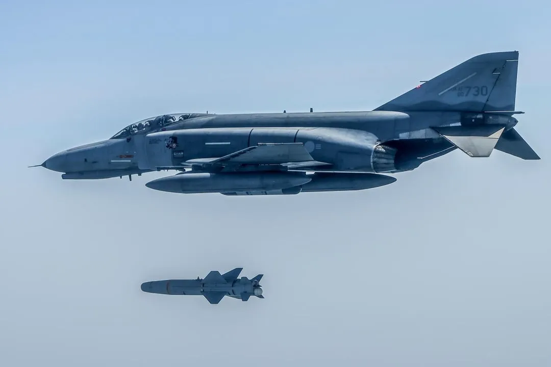 toms-final-live-firing-of-agm-142-v0-j165v5jgqavc1.webp