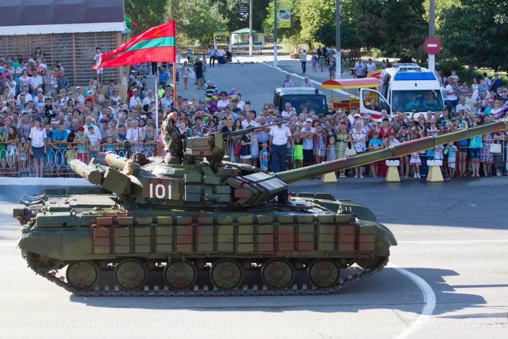 Transnistria T-64 (101) during Victory parade (2015).jpg