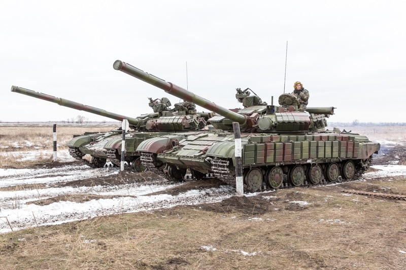 Transnistria T-64B during exercise at Novosavitskaya station (January 2017).jpg