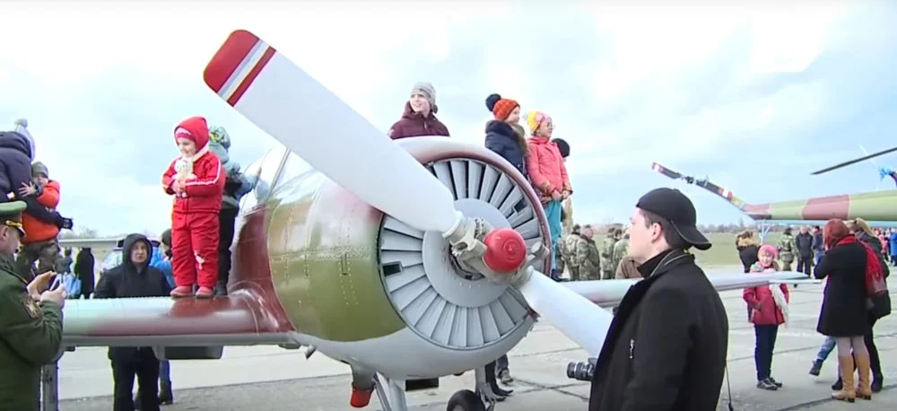 Transnistrian Yak-52 (..) at Tiraspol airport (5 November 2016).webp