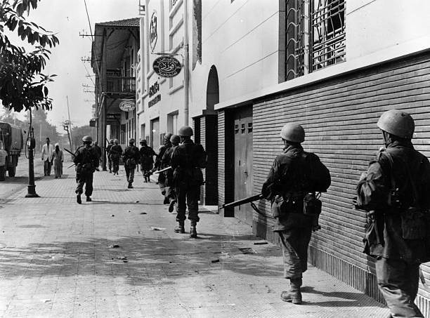 troops-on-duty-at-port-said-during-the-suez-crisis.jpg