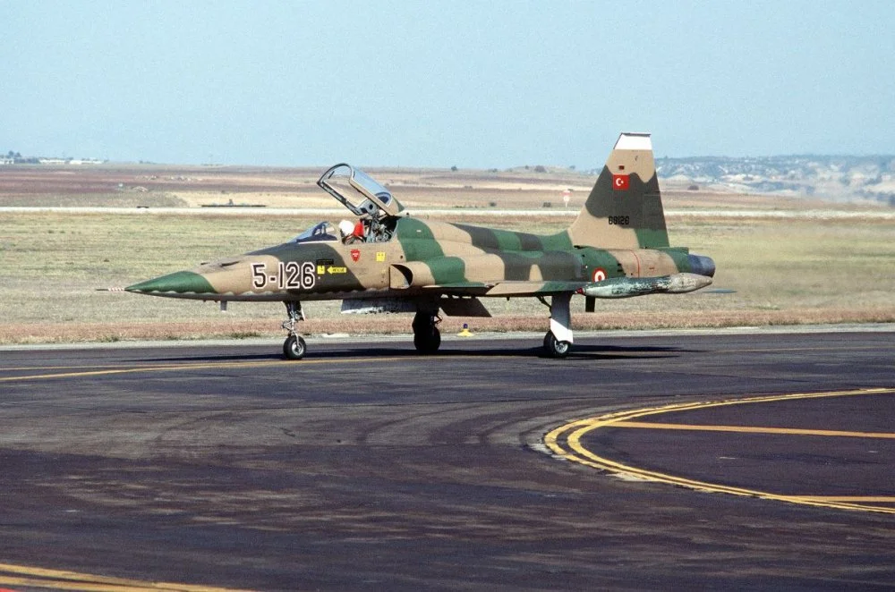 Turkish F-5A (5-126) taxiing.webp