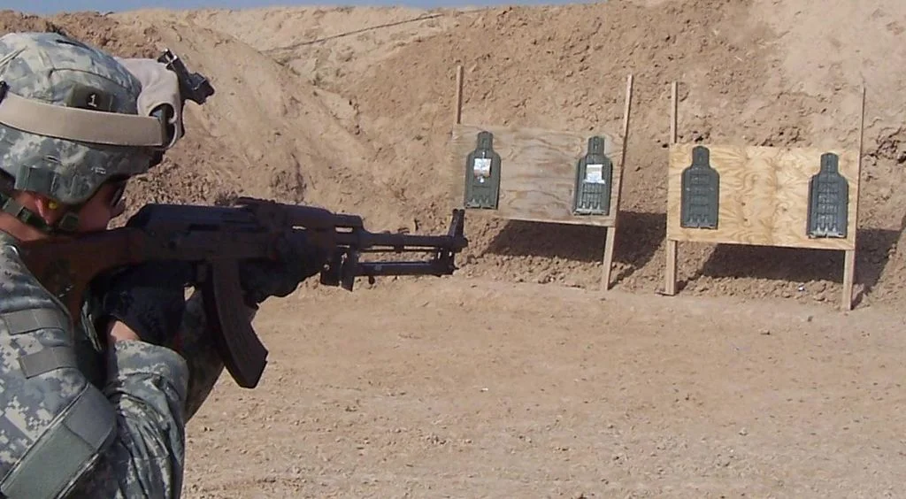 U.S._Soldier_firing_an_RPK_at_FOB_McHenry,_Iraq,_during_OIF-4.jpg