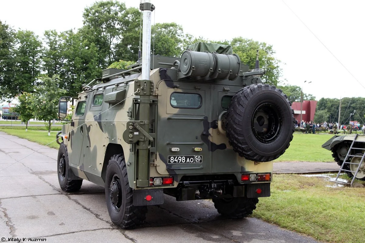 Unknown mod-command and signal vehicle on AMN 233114 Tigr-M 02.webp