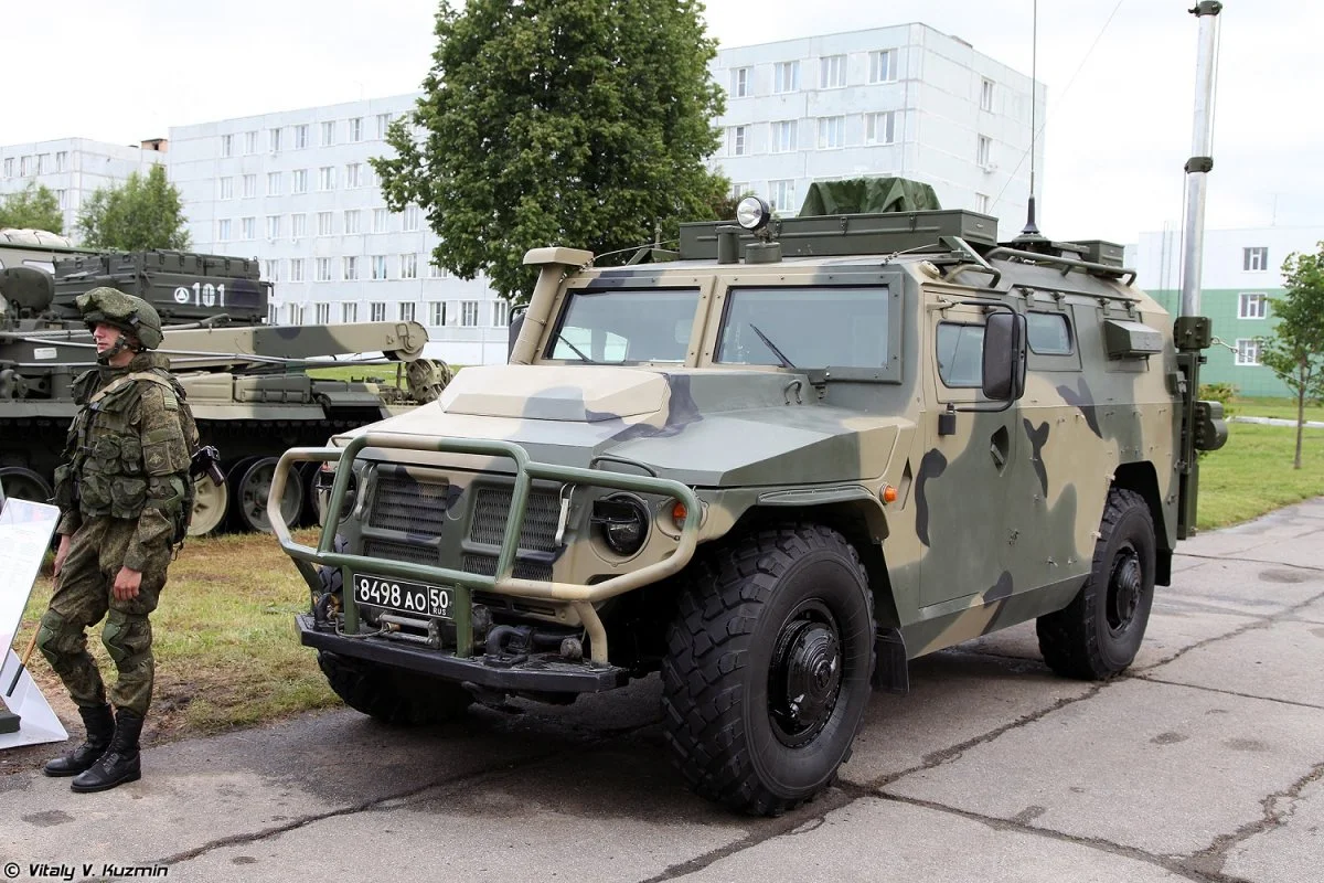 Unknown mod-command and signal vehicle on AMN 233114 Tigr-M.webp