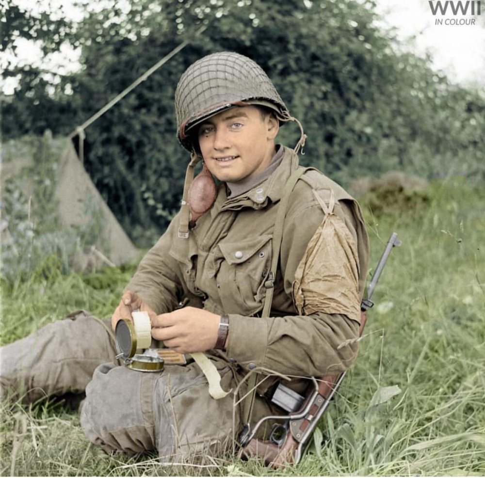 US ARMY DDAY June of 1944, a paratrooper of the 101st Airborne Division.jpg