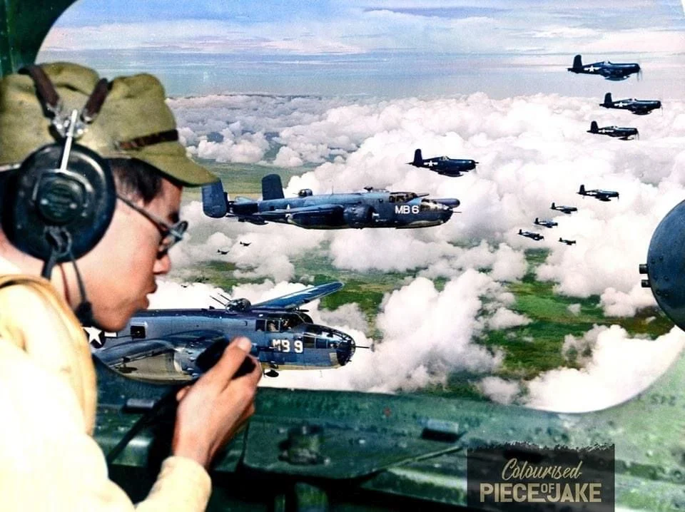 US Bombarderos Estadounidenses B-25 escoltados por cazas F4U Corsair.webp