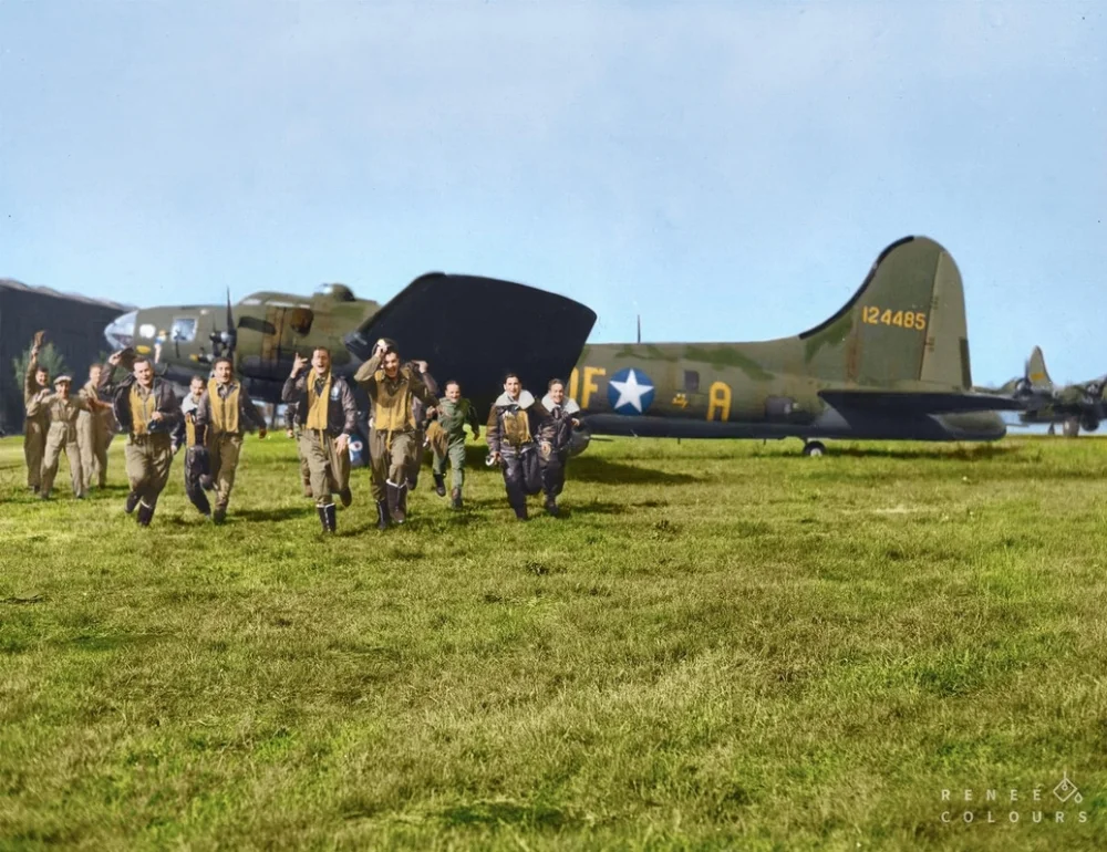 USAAF-May-17-1943-The-crew-of-the-Memphis-Belle.webp