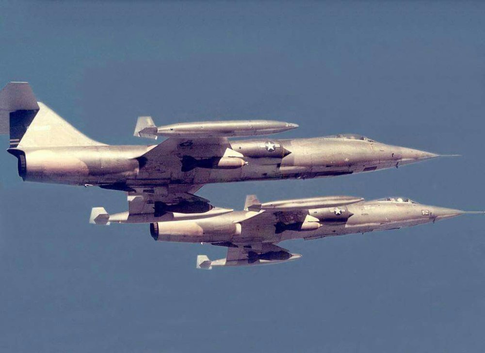 USAF F-104C fitted with M117 bombs over Vietnam (1966).jpg