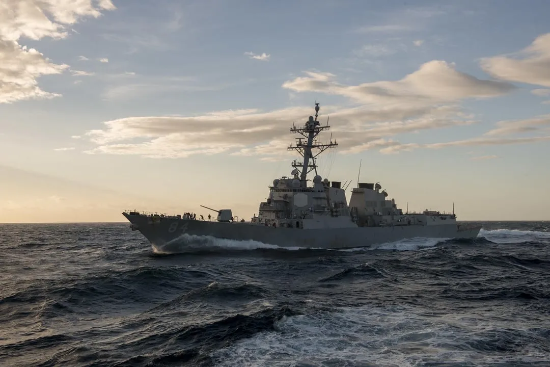 -uss-bulkeley-ddg-84-transits-the-v0-80647wfu9q4e1.webp