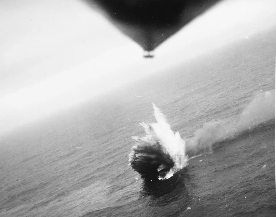 USS_Borie_DD215_bombed.webp