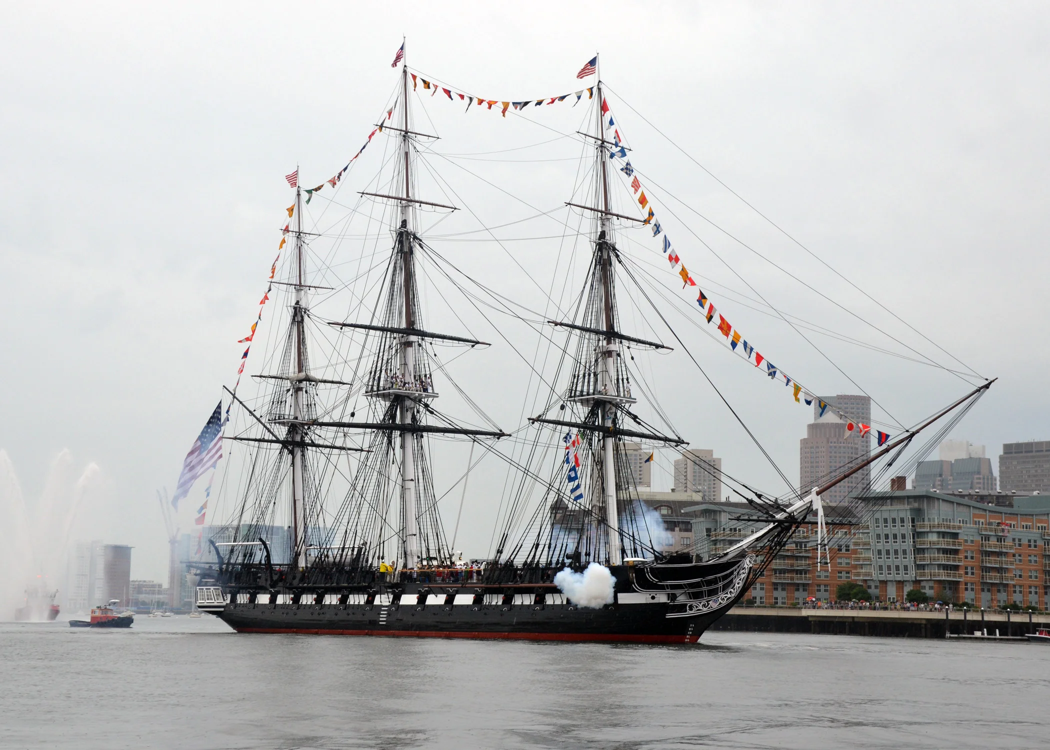 USS_Constitution_fires_a_17-gun_salute.webp