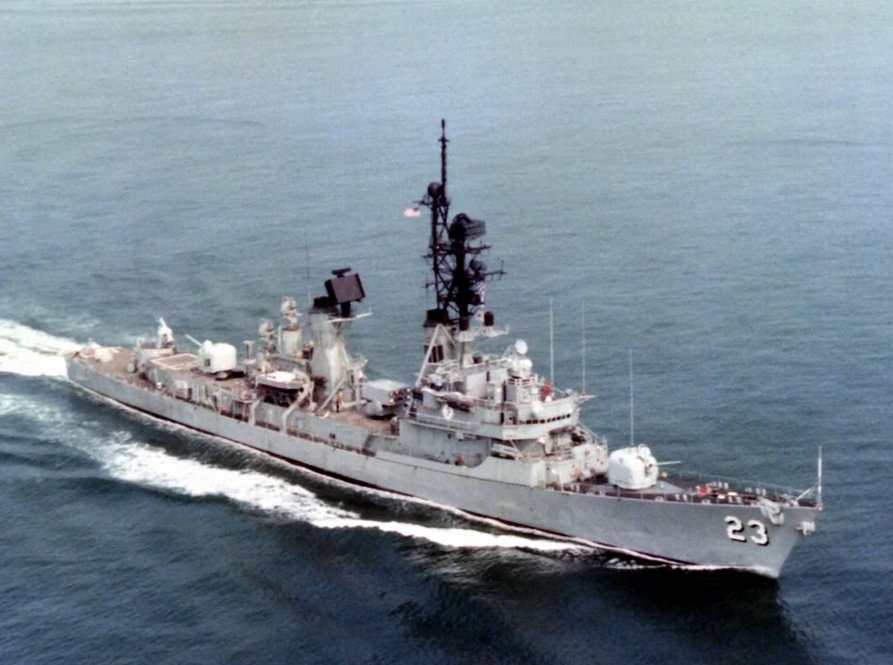 USS_Richard_E._Byrd_%28DDG-23%29_underway_in_1983.jpg