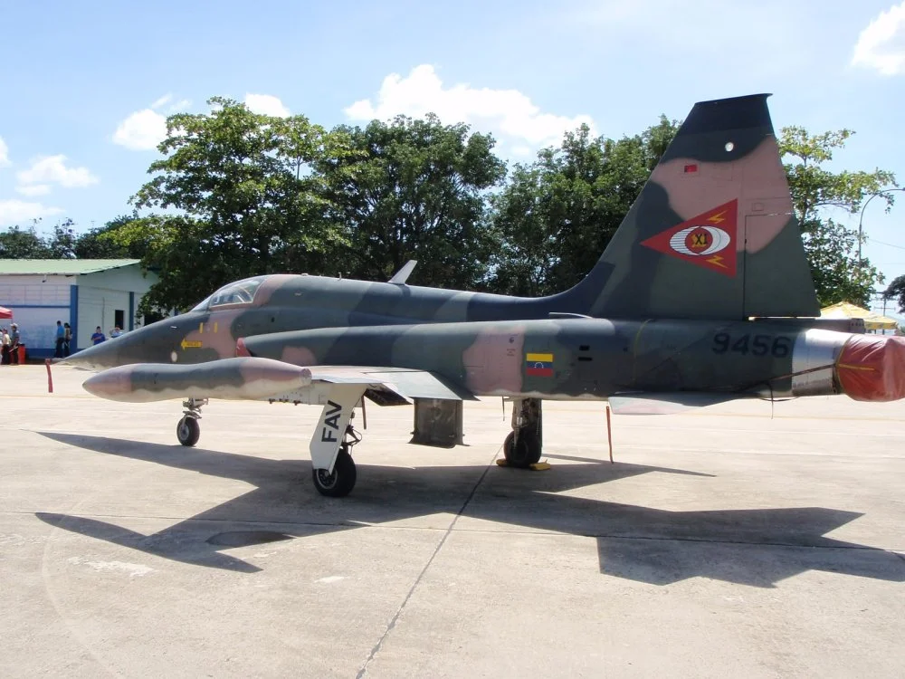 Venezuelan VF-5A (9456) on ground (before 2013).webp