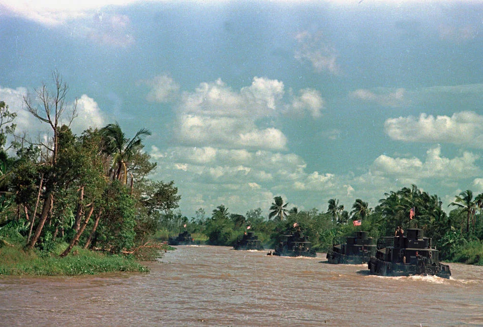 vietnam081-s-JPG-950-2000-0-75-0-50-50.webp