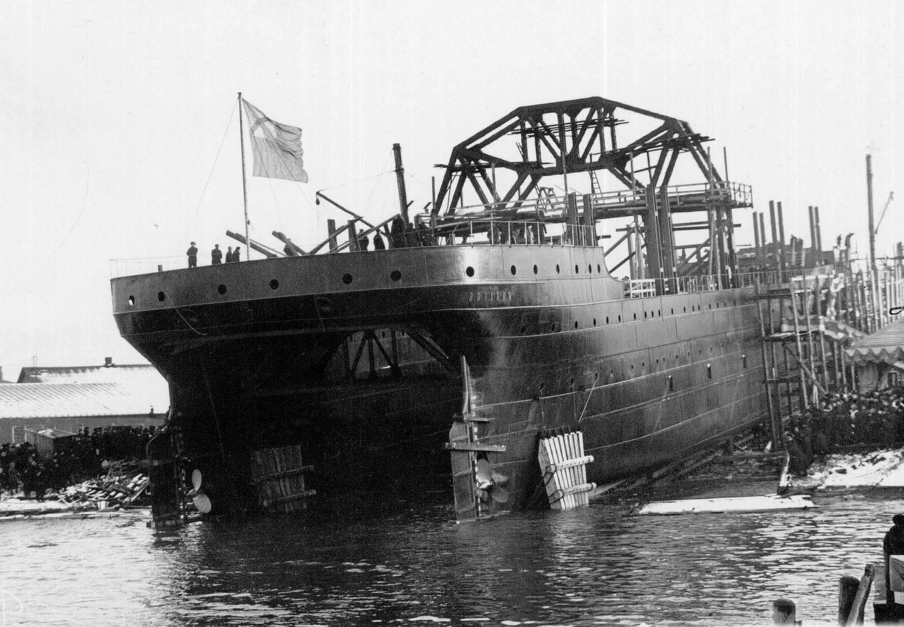 Volkhov_launched_at_Putilovskaya_Verf_in_Saint_Petersburg_17_November_1913.webp