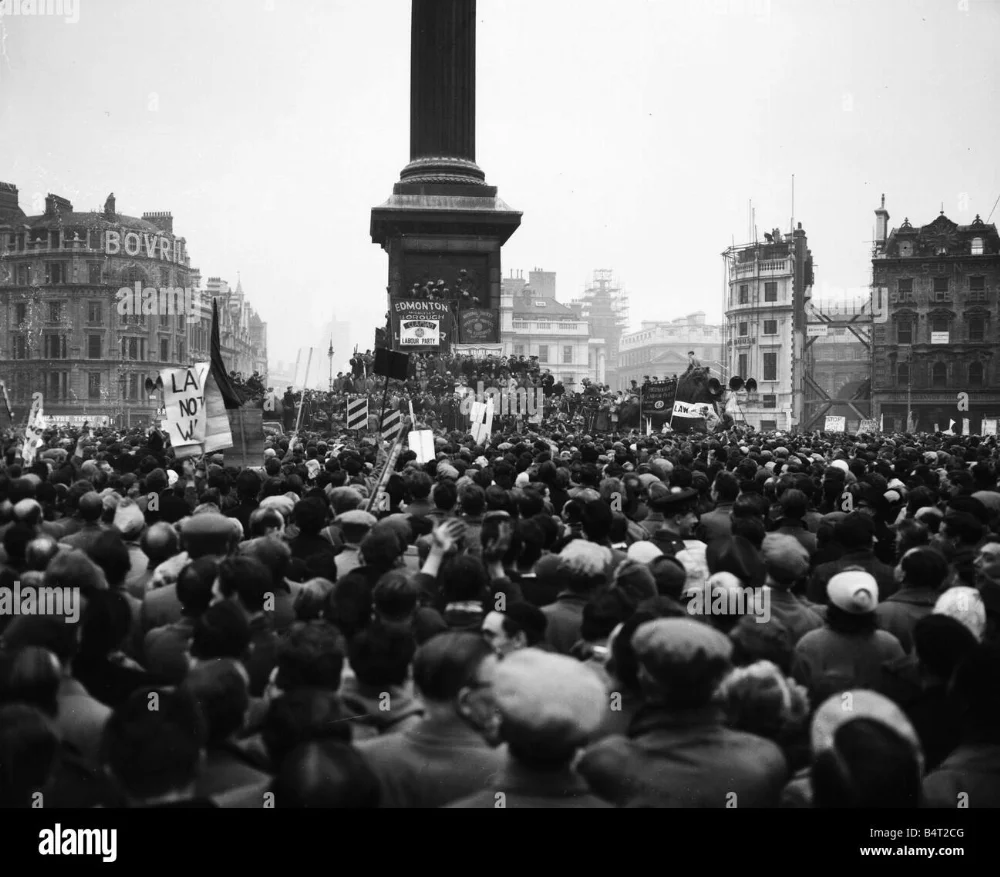 war-rally-in-trafalgar-square-1956-november-B4T2CG.webp