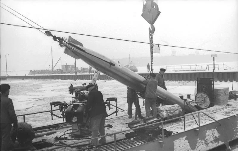 Wilhelmshaven,_U-Boot,_Torpedo-Übernahme.webp