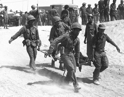 Yom-Kippur-War-Evacuation-of-Soldier.jpg