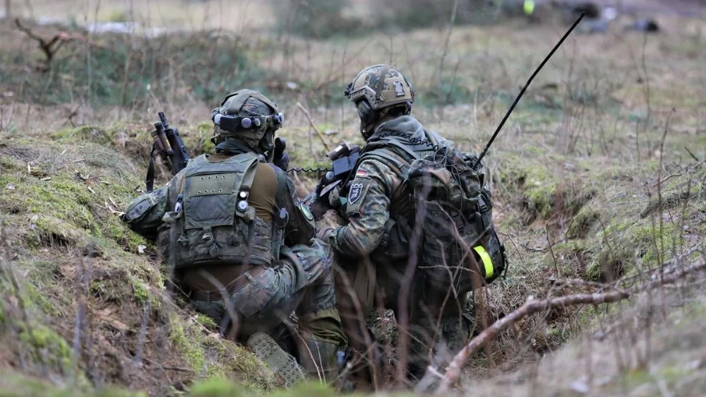 zwei-soldaten-hocken-in-einer-stellung.webp