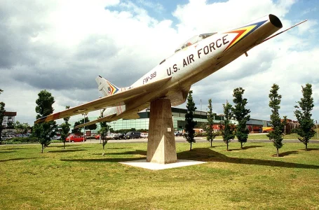 F-100 Gate Guard RAF Lakenheath.webp