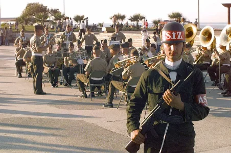 800px-The_2d_Marine_Division_Band_performs_in_a_park_in_Iskenderum,_Turkey,_while_a_Turkish_M...webp