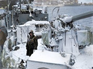 A_Royal_Navy_gunner_in_a_heavy_winter_coat.jpg