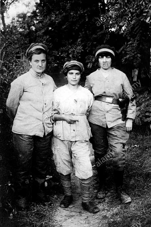 Women WW1 German Soldiers.webp