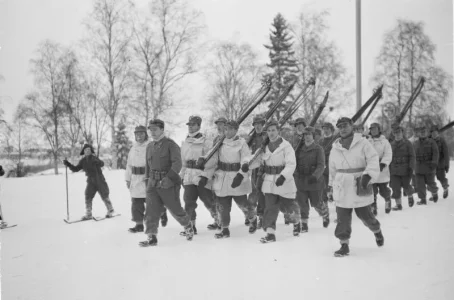 Группа датских добровольцев финской армии в порту Оулу.jpg