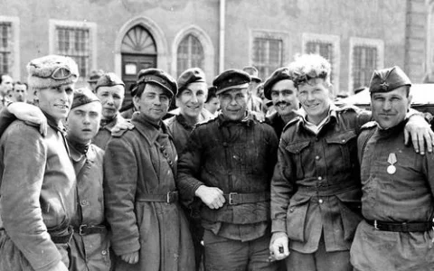 aRussian_soldiers_with_liberated_british_and_australian_paratroopers_after_link_up_with_9th_a...webp