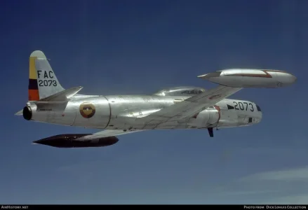 Colombian RT-33A (FAC2073) over his land (January 1989).jpg