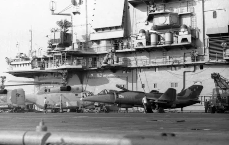 Soviet Navy Yak-38M (83 yellow) on Tbilissi deck (2).webp