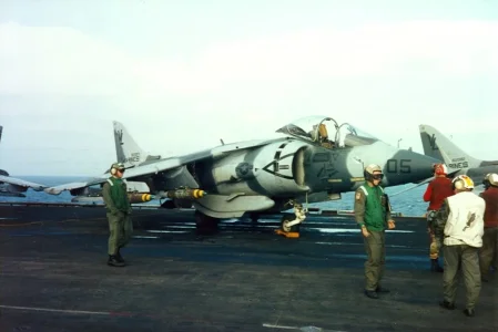 Marines AV-8B-5-MC (162083) of VMA-331 on USS Nassau in Persian Gulf (1991).webp