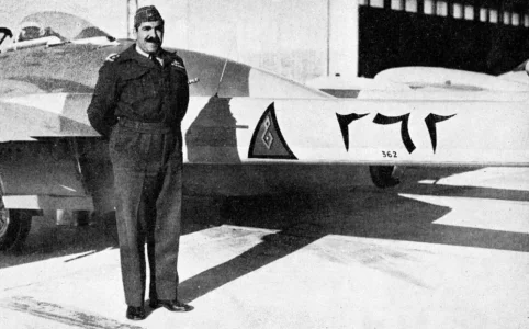 Iraqi Venom FB.50 of 5 Sqn & his CO Lt Col. Sadiq Azzawi at Habbaniyah (1955).webp