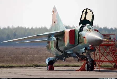 Belarus MiG-23MLD (28 black) at Baranovichi (29 April 2006) (2).webp