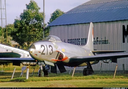 Uruguayan F-80C (213, 080-1966) of 2 FG at Montevideo (7 April 1975).webp