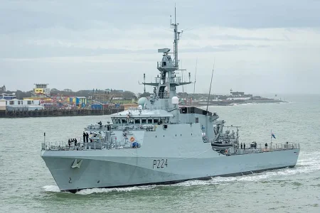 HMS_Trent_(P224)_entered_Portsmouth_for_the_first_time_-_1.webp