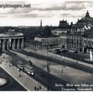 View of the brandenburg gate (tor)