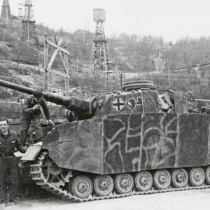 A crew with their Panzer IV Ausführung H protecting the oil fields in Romania (1944)