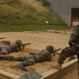 German Soldiers attempt to qualify on M-16A2 rifles